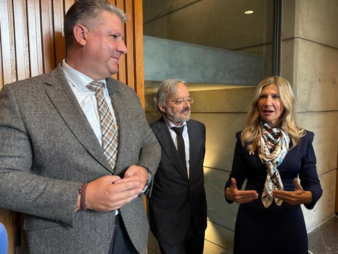 La vicepresidenta del Gobierno de Aragón, Mar Vaquero, juntro a los representantes de ATA Aragón, Jorge Serrano, (izquierda) y de UPTA, Álvaro Bajén, a su lado.