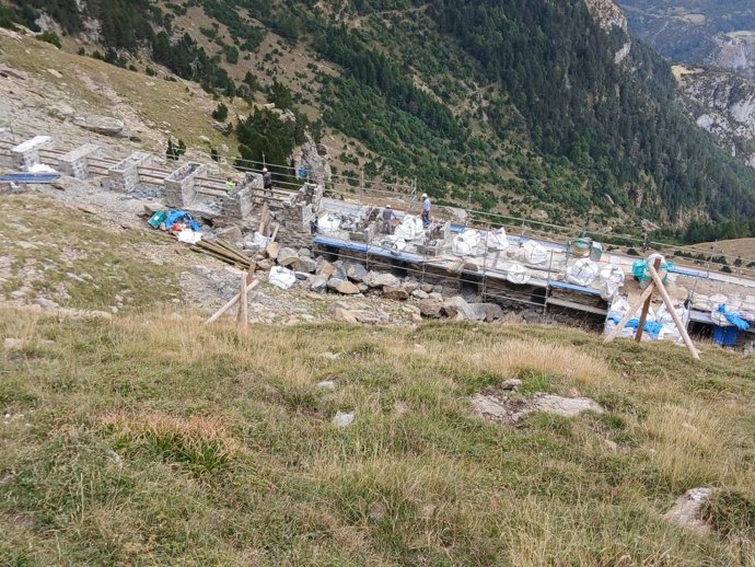 Construcción de dique-rastrillo que detiene bloques, consolida el manto nivoso y divide los aludes en su inicio.