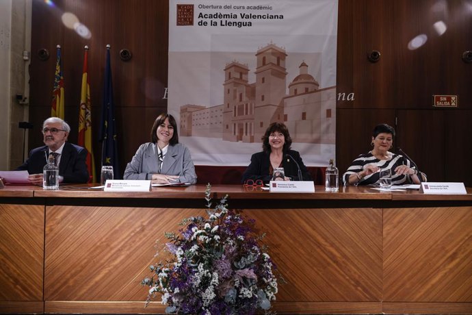 La ministra de Ciència i Innovació, Diana Morant (2e) i la presidenta de l'Acadèmia Valenciana de la Llengua (AVL), Verònica Cantó (2d), durant l'obertura del curs de l'Acadèmia Valenciana de la Llengua (AVL), al Monestir de San Miguel dels Reis.