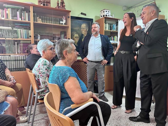 La consejera de Inclusión Social, Juventud, Familias e Igualdad, Loles López, en el Centro de Participación Activa de Isla Cristina (Huelva).