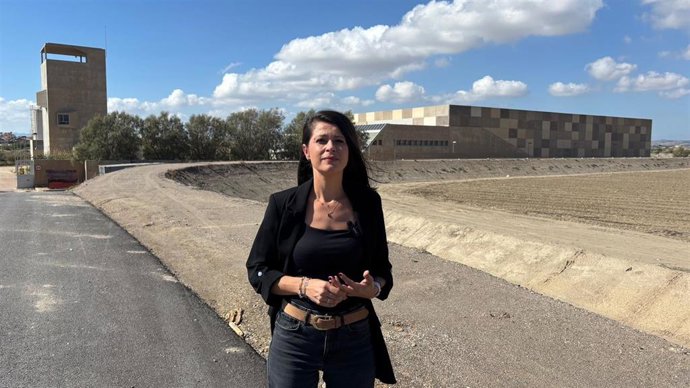 La diputada autonómica del PP Ángeles Martínez junto a la desaladora de Villaricos.