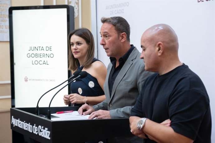 Beatriz Gandullo, José Manuel Cosso y Jose Carlos Teruel en rueda de prensa tras la junta de gobierno local del Ayuntamiento de Cádiz.