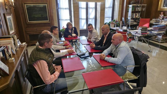 Reunión de la alcaldesa de Avilés, Mariví Monteserín, con representantes del comité de empresa de Windar Wind Services.