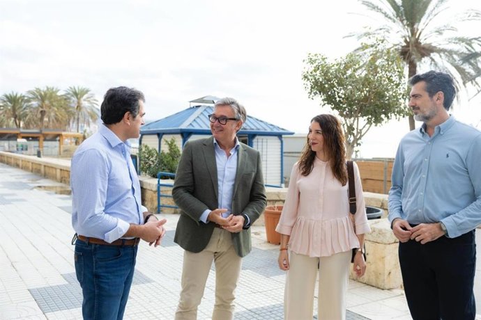 El portavoz del Grupo Parlamentario Vox en Andalucía, Manuel Gavira, junto a otros miembros de la formación en Málaga.