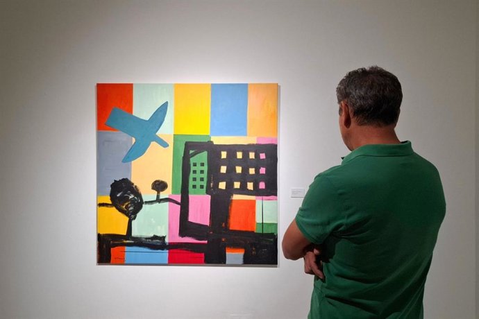 El artista Miguel Villarino expone una treintena de piezas pictóricas en la sala de arte El Brocense de Cáceres