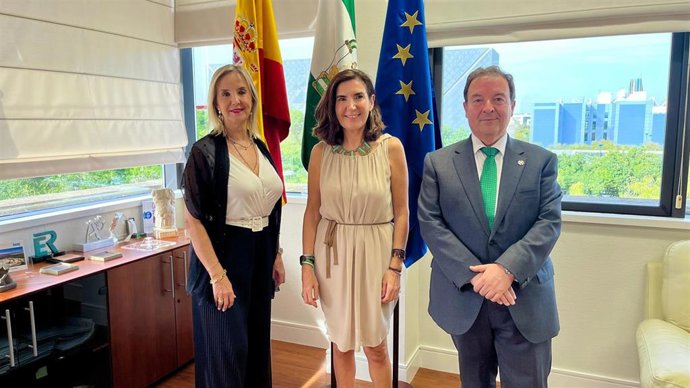 La consejera de Empleo, Empresa y Trabajo Autónomo, Rocío Blanco, y la fiscal Superior de la Comunidad Autónoma de Andalucía, Ana Tárrago, en la firma del convenio.