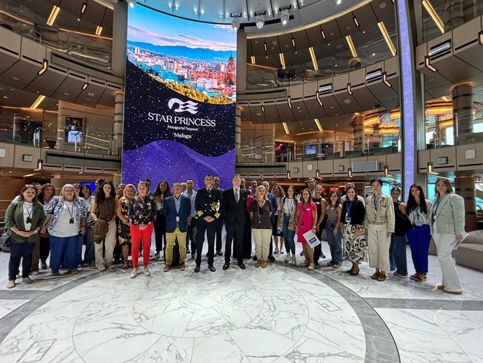 El Puerto de Málaga ha recibido este viernes la primera escala del buque Star Princess, de Princess Cruises, en un acto institucional con la presencia de autoridades locales y provinciales, representantes del puerto y medios de comunicación.