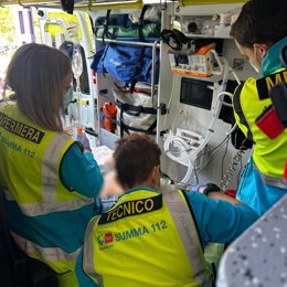 Efectivos del SUMMA 112 atienden a una persona mayor que ha sufrido quemaduras en la cara tras una deflagración al encenderse un cigarro