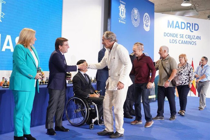 El Ayuntamiento homenajea a los 293 efectivos de Seguridad y Emergencias que se jubilaron el año pasado