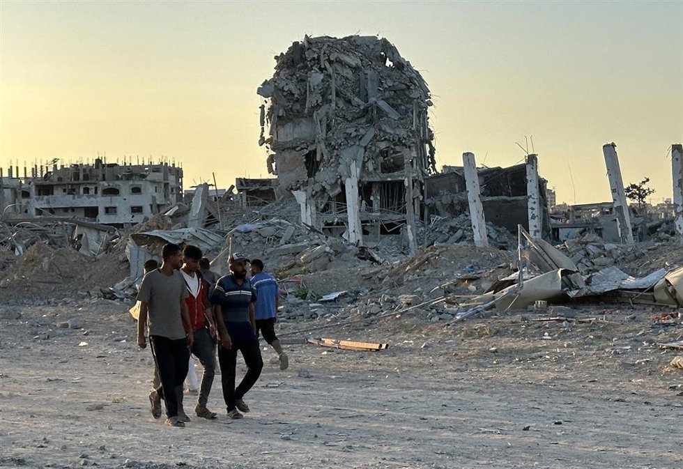 Palestinos cerca de edificios destruidos por los ataques del Ejército de Israel en Jan Yunis tras el acuerdo para un alto el fuego en la Franja de Gaza (archivo)