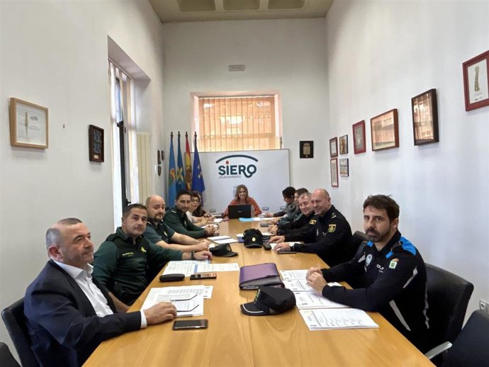 Reunión de la Comisión Mixta de Violencia de Género de Siero y de Noreña, presidida por la concejala de Educación, Juventud e Igualdad, Eva Iglesias.