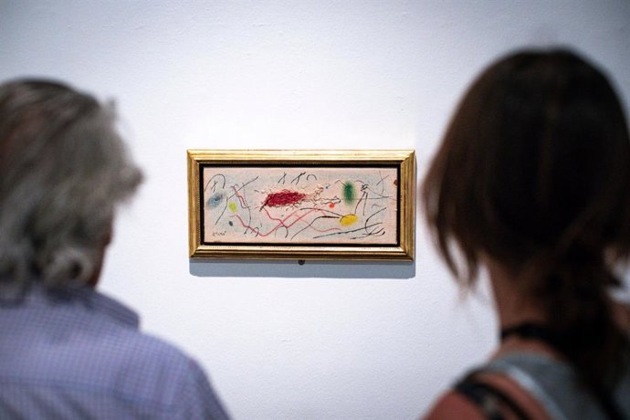 Dos personas observan un cuatro de Miró en la exposición 'El lenguaje del color. Miró íntimo' en Fundación Unicaja de Cádiz