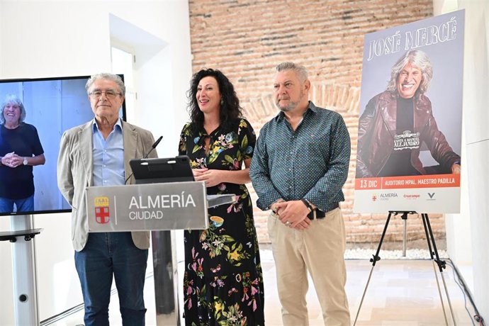 El presidente de la Peña El Taranto, Rafael Morales, la alcaldesa de Almería, María del Mar Vázquez, y el concejal de Cultura, Diego Cruz.