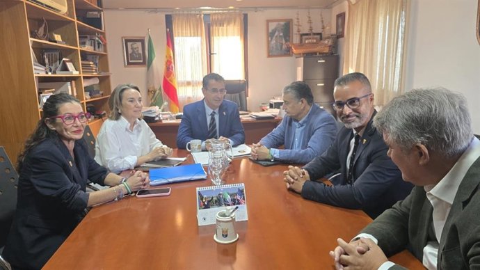 La vicesecretaria de Regeneración Institucional del Partido Popular, Cuca Gamarra, en una reunión con el alcalde de Barbate, Miguel Molina, en el Ayuntamiento de esta localidad.