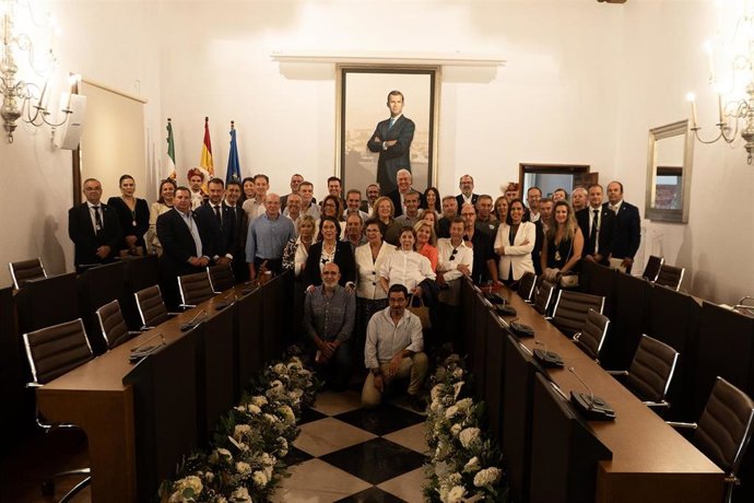 La Diputación de Cáceres homenajea a 31 trabajadores jubilados y tres que han fallecido en el último año