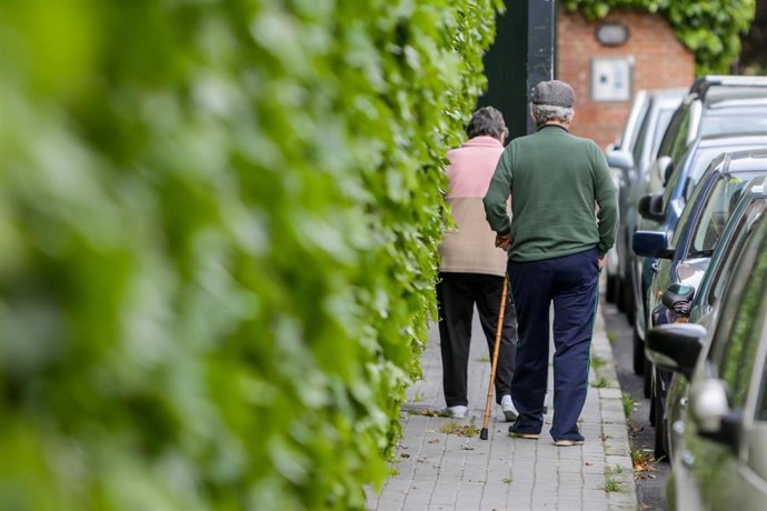 Archivo - Dos ancianos en la calle.