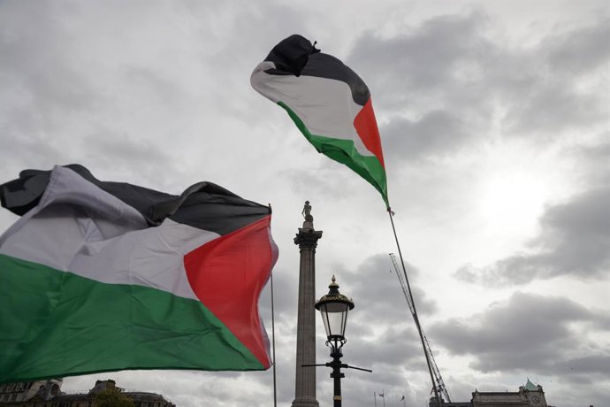 4 de outubro de 2025, Londres, Reino Unido: Bandeiras da Palestina durante um protesto em massa em Trafalgar Square, Londres. O protesto foi organizado pelo grupo Defend Our Juries como parte de sua campanha para acabar com a proscrição da Palestine Actio