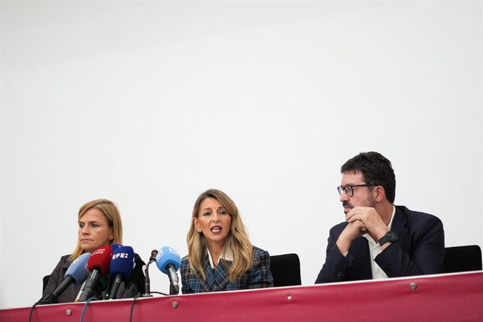 Yolanda Díaz (centro) en Torrent (Valencia)