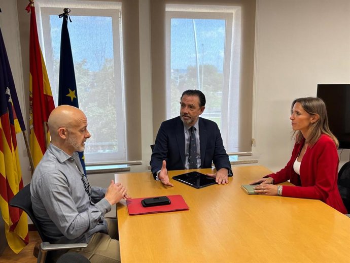 De izquierda a derecha, el representante de Uatae Baleares, Jeroni Valcaneras, el conseller de Empresa, Autónomos y Energía, Alejandro Sáenz de San Pedro, y la representante de ATA Baleares, Magdalena Comas, reunidos para valorar la subida de las cuotas.