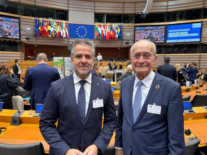 El alcalde de Málaga, Francisco de la Torre, junto al concejal delegado de Economía, Hacienda, Gestión de Fondos de la Unión Europea y Coordinación de Distritos, Carlos Conde