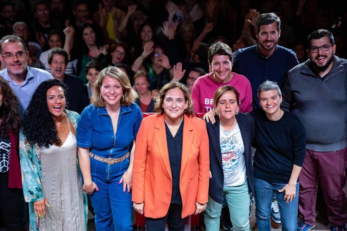 Archivo - La alcaldesa de Barcelona y candidata a la reelección por Barcelona en Comú, Ada Colau (c), durante el acto de inicio de campaña de BComú, en la sala La Paloma, a 11 de mayo de 2023, en Barcelona, Catalunya (España)