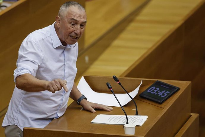 El diputado de Compromís, Joan Baldoví, durante la sesión de control en Les Corts, a 16 de octubre de 2025, en Valencia