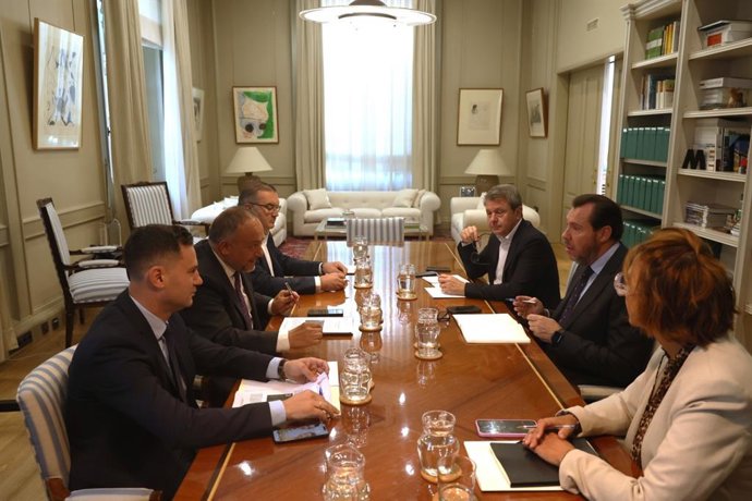 Imagen de la reunión mantenida ayer entre el presidente de la Diputación de León, Gerardo Álvarez Courel y el ministro de Transportes y Movilidad Sostenible, Óscar Puente.