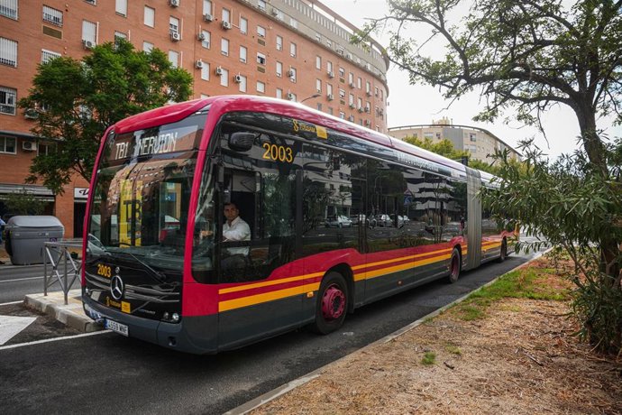 Imagen del bus de tránsito rápido (BTR) o tranvibús a su paso por Sevilla Este. 