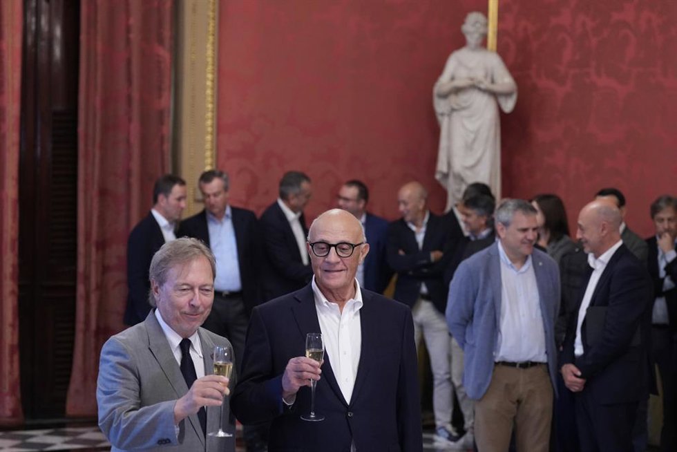 El presidente de la Cámara de Barcelona, Josep Santacreu (i), y el presidente de Banco Sabadell, Josep Oliu (d), durante un brindis, en la Llotja de Mar, a 17 de octubre de 2025, en Barcelona, Catalunya (España). En torno a las 20.30 horas de ayer, 16 d