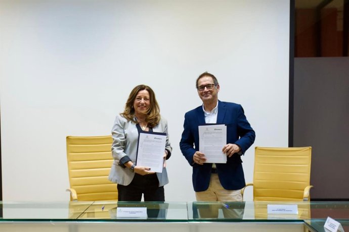 La consejera de Desarrollo Educativo y Formación Profesional, María del Carmen Castillo, y el director general de Avanterra Tech, David Mayol.