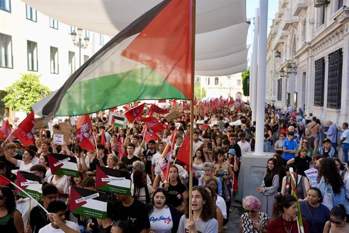 Imágenes la manifestación convocada por el sindicato de Estudiantes en apoyo al pueblo palestino, a 2 de octubre de 2025, en Sevilla (Andalucía, España). 