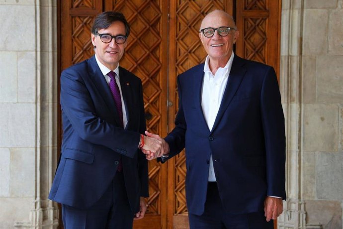 El president de la Generalitat, Salvador Illa, i el president de Banc Sabadell, Josep Oliu