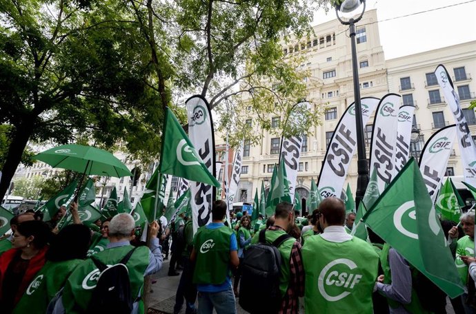 Archivo - Profesores de toda España se manifiestan frente a la sede del Ministerio de Educación y Formación Profesional, a 19 de octubre de 2022.