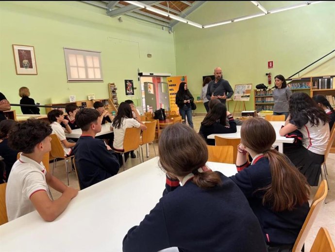 El delegado municipal de Educación, Pablo Chain, en un colegio. Imagen de archivo.