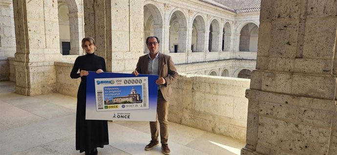 Mar Sancho e Ismael Pérez presentan el cupón de la ONCE con la imagen de la Colegiata de Santa María de Valpuesta.