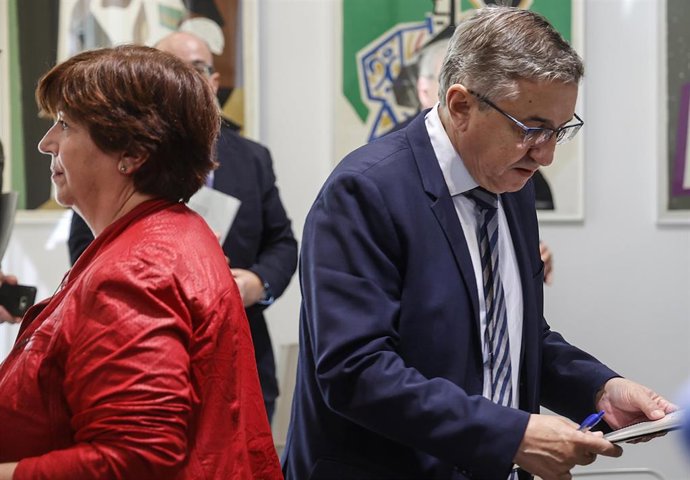 Archivo - El conseller de Educación, Universidades y Empleo, José Antonio Rovira, y la presidenta de la Acadèmia Valenciana de la Llengua, Verònica Cantó, en una imagen de archivo