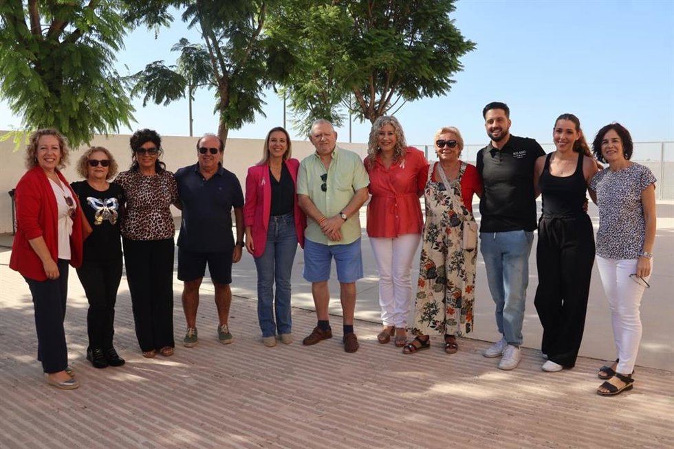 La alcaldesa de Alcalá de Guadaíra (Sevilla), Ana Isabel Jiménez, en la fiesta de convivencia en el Centro de Día Luis Velázquez Peña.