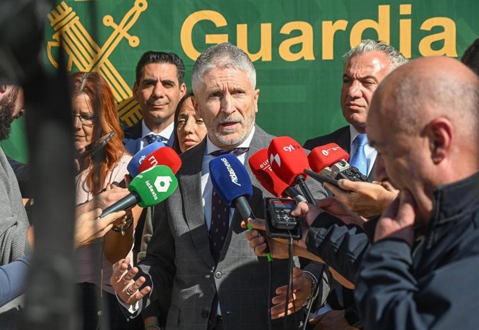 El ministro Grande Marlaska atiende a los medios en Villasana de Mena, durante la inauguración este viernes del nuevo cuartel de la Guardia Civil.