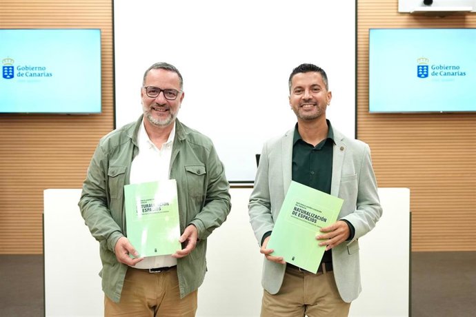 El consejero de Educación del Gobierno de Canarias, Poli Suárez, y el director general de Infraestructuras, Iván Carro, en la presentación de un proyecto de renaturalización de centros escolares