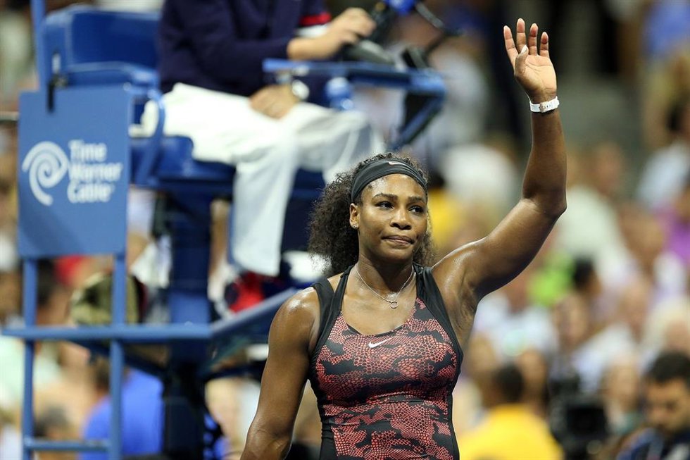 Archivo - Serena saluda al público tras ganar a su hermana Venus