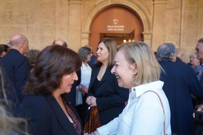 La vicepresidenta primera de la Diputació de València, Natàlia Enguix, y la presidenta de la Acadèmia Valenciana de la Llengua (AVL), Verònica Cantó