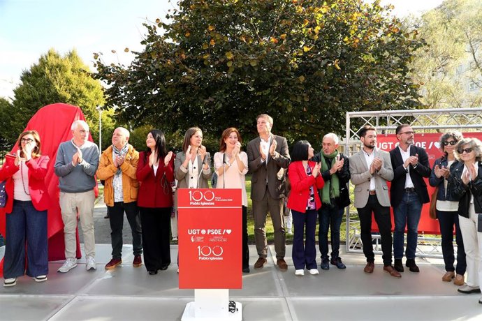 La presidenta del Congreso, Francina Armengol (c), el secretario general del PSdeG, José Ramón Gómez Besteiro (7d), la secretaria de Organización del PSOE, Rebeca Torró (6d), el secretario general de la UGT, Pepe Álvarez (5d), el secretario general de UGT