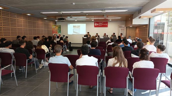 Archivo - Esutidantes de FP asisten a una charla, en una foto de archivo.