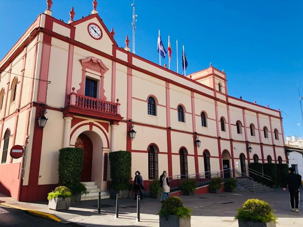 Archivo - Fachada del Ayuntamiento de Alcalá de Guadaíra. Imagen de archivo. 