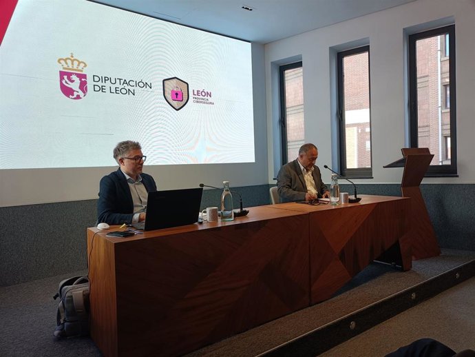 El presidente de la Diputación de León, Gerardo Álvarez Courel (derecha), preside la jornada sobre ciberseguridad en la administración local.