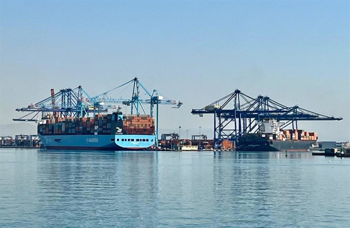 Archivo - Los tráficos de contenedores de Valenciaport se resisten en septiembre un 4,5% 