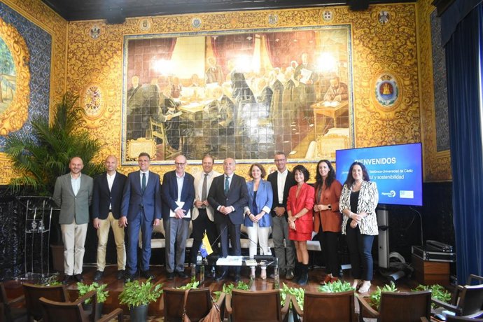 Participantes del Ágora de la Cátedra Telefónica de la Universidad de Cádiz (UCA) en una recepción al Ayuntamiento de Algeciras (Cádiz)