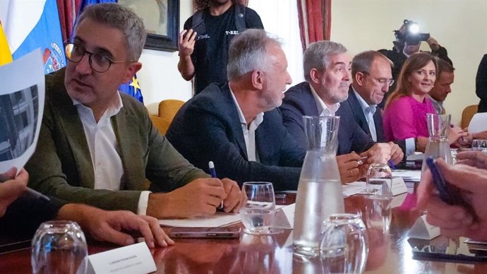O Ministro de Política Territorial e Memória Democrática, Ángel Víctor Torres, e o Presidente das Ilhas Canárias, Fernando Clavijo (no centro), na reunião da comissão mista para a reconstrução de La Palma.