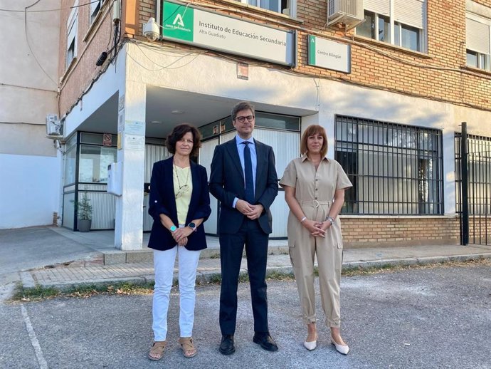 Copé (centro), durante su visita al IES Alto Guadiato de Peñarroya-Pueblonuevo.