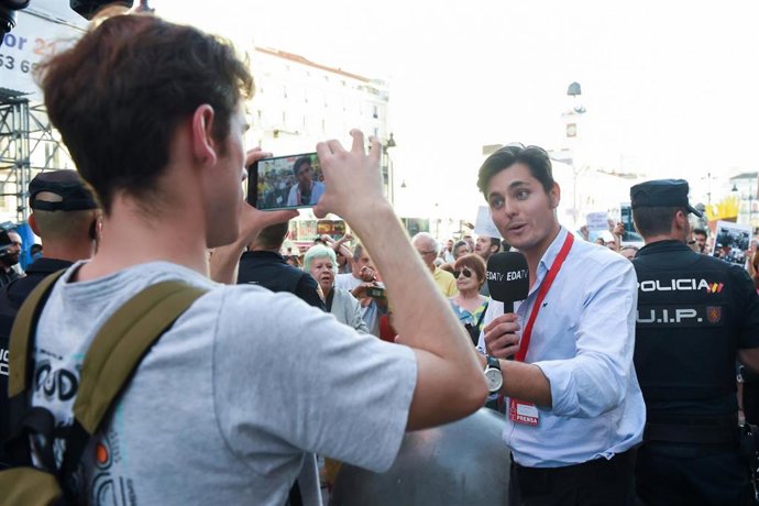 Archivo - El periodista Vito Quiles,  durante la concentración en Madrid contra Milei, a 21 de junio de 2024, en Madrid (España). 